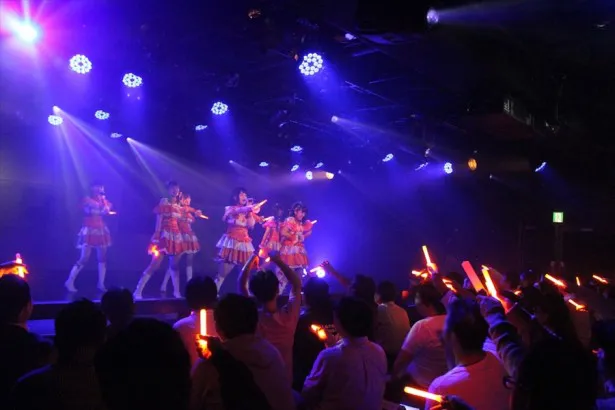 【写真を見る】新曲「ルミカジェーン」×ルミカ「大閃光」で会場はオレンジ色に！