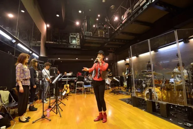 【写真を見る】松任谷由実のスタジオライブの模様。最新作に収録されている楽曲も披露！