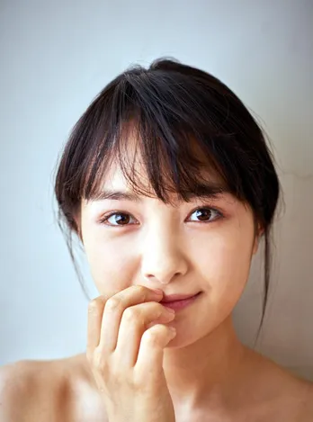 若手女優・葵わかなが“大人セクシー”に魅せる七変化！