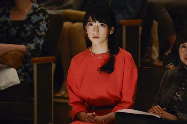 知英演じる七瀬由香は、高校生の時に患ったおたふくかぜが原因で、左耳だけ聴こえない