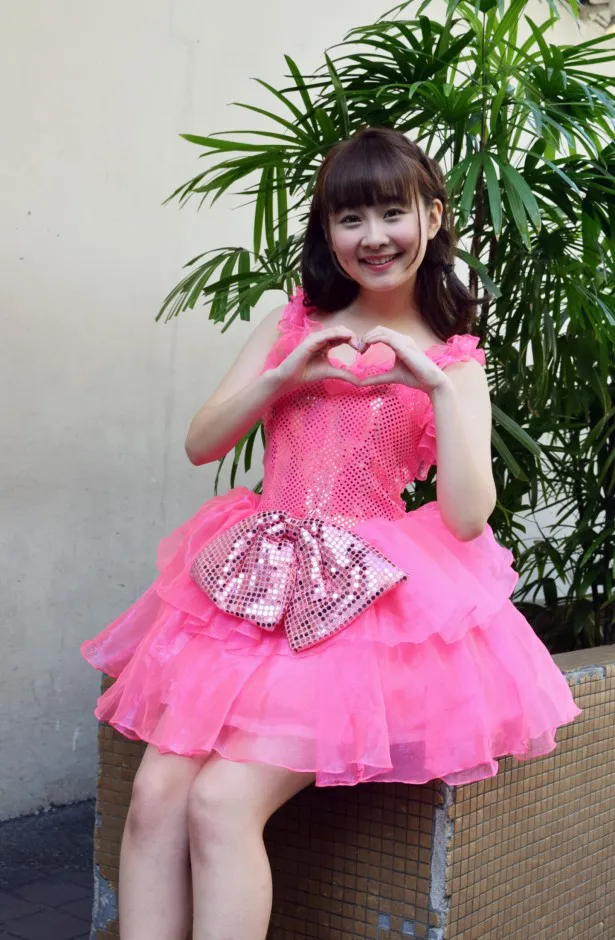 【写真を見る】高橋優里花はキュートなピンクカラーのドレスを身にまとい、ハートマークを作ってくれた