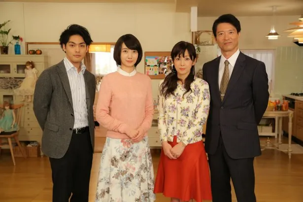 取材会に登壇した(左から)柳楽優弥、波瑠、斉藤由貴、寺脇康文