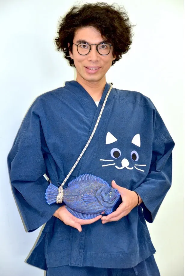 【写真を見る】猫柳が持っているスマートフォンケースは片桐仁が作った粘土作品「カレイPhone」