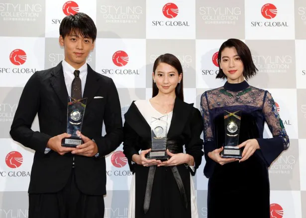 授賞式に登場した竹内涼真、河北麻友子、三吉彩花(写真左から)
