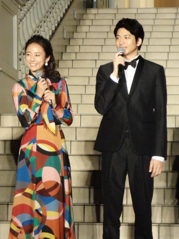 【写真を見る】ドラマシリーズからの共演で、息ぴったりなやりとりを見せる向井理と木村文乃