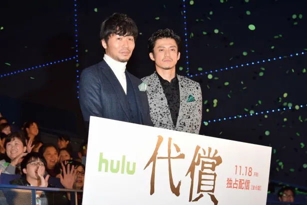 Huluオリジナルドラマ「代償」で主演を務める小栗旬(右)と“サイコパス”の役に挑む高橋努(左)