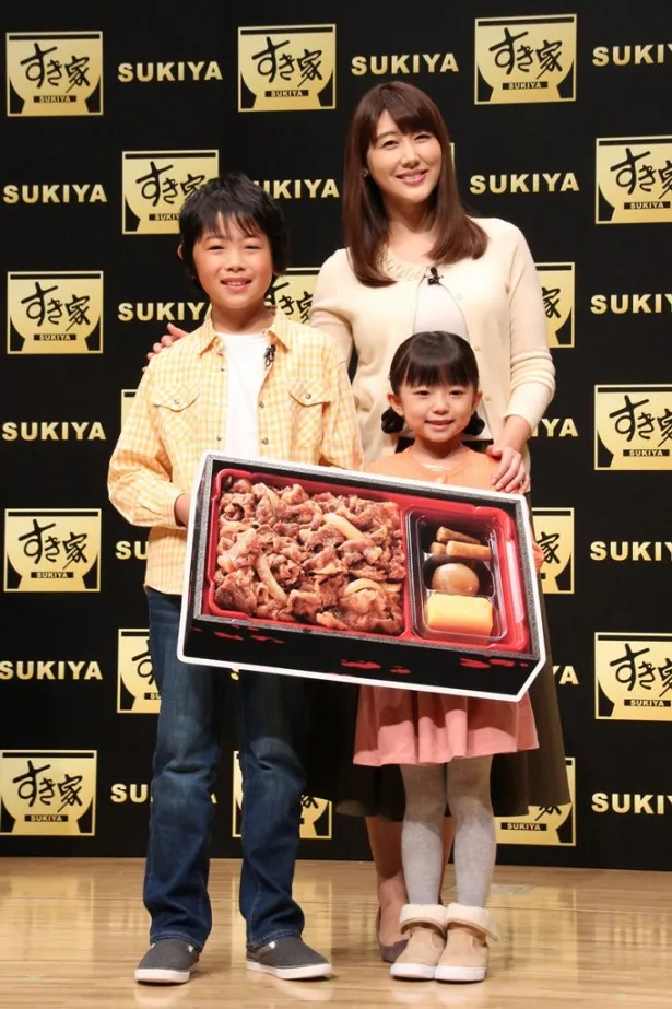 安めぐみと子役の清原碧羽、川北のんが新商品「黒毛和牛弁当」をPR