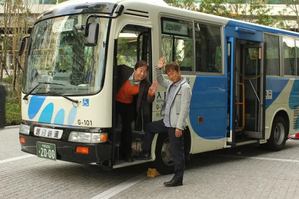 「テレビ東京新本社行き」と書かれたバスの前でポーズ！