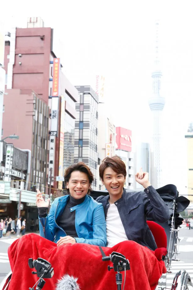 東京スカイツリーをバックに人力車に乗って楽しむ井上芳雄と中川晃教！