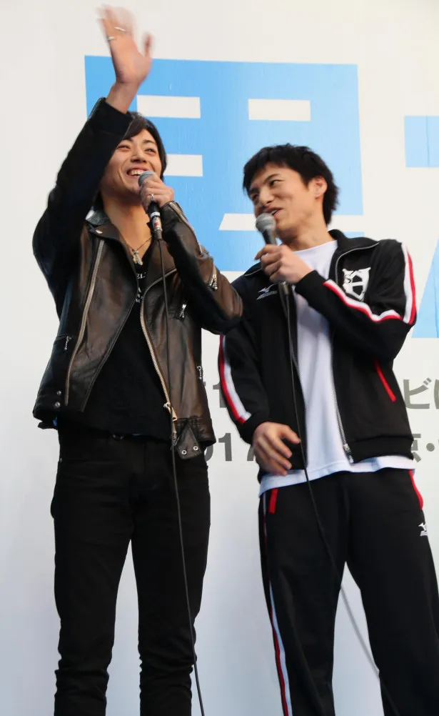 【写真を見る】ステージにあがり、ファンに手を振る廣瀬智紀(左)と笑顔の宮崎秋人(右)