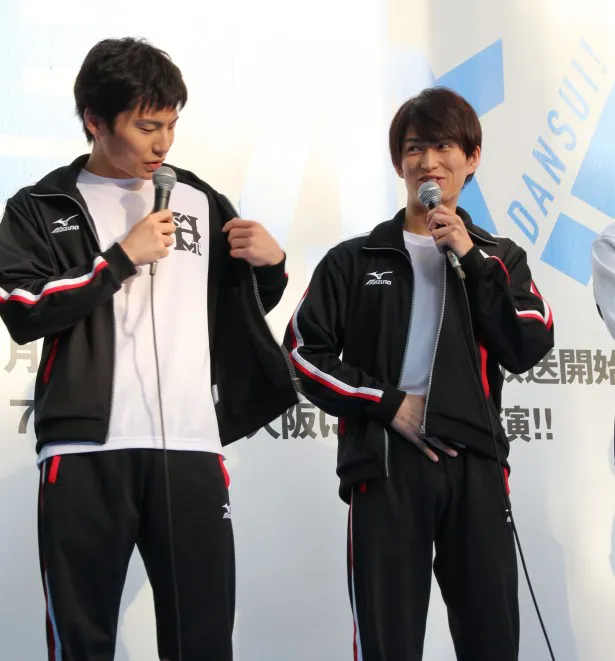 「東ヶ丘高校チームも」と言われジャージに手をかける(左から)宮崎と松田凌。松田は「お腹が冷えちゃうので」とTシャツインを恥ずかしそうに見せる