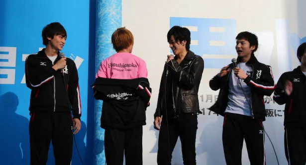 “オネエジャー”役の赤澤燈(左から2番目)は1人だけピンクのTシャツ