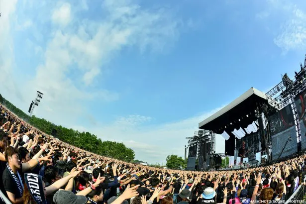 静岡・渚園に2日間で11万人が集まり、熱いライブが展開した