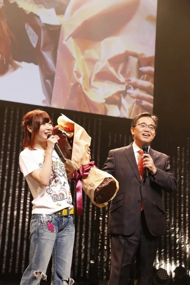 大村秀章愛知県知事(右)はオレンジのバラをSKE48に贈呈