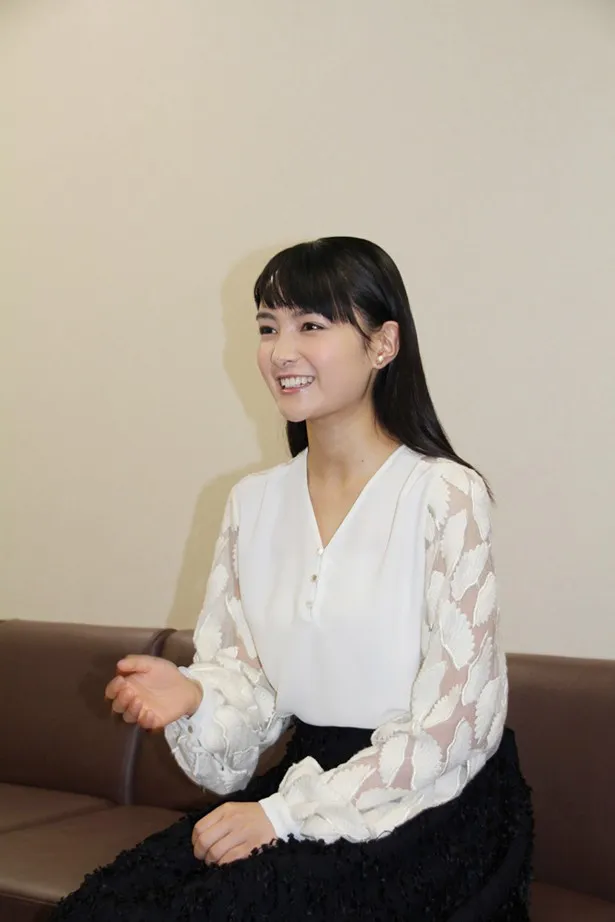 撮影現場の広島で「ご当地グルメを楽しみました～！」と笑顔で語る葵