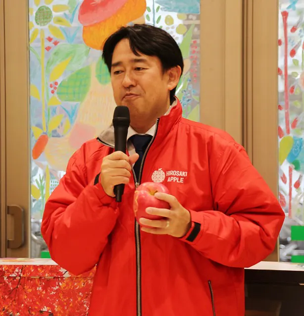 イベントに参加した、弘前市の山本昇副市長。りんごに加え、「愛踊祭～あいどるまつり～2016」でりんご娘がアイドル日本一に輝いたこともPRした