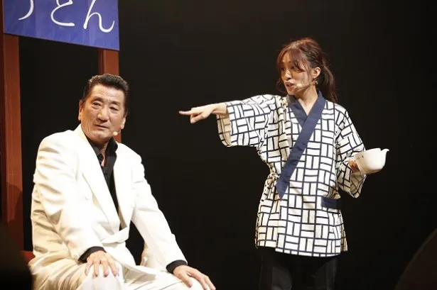 斉藤真木子(右)は帯谷孝史(左)と新喜劇で会場を沸かせた