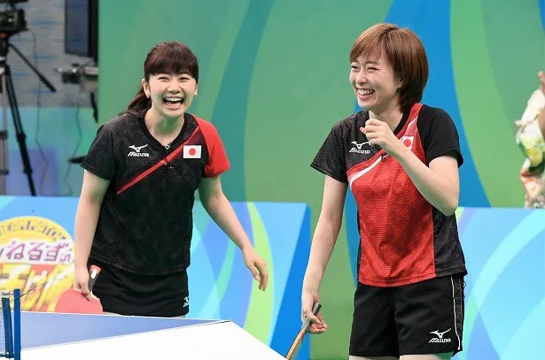 とんねるずチームが繰り出すさまざまな奇策に、笑う福原選手と石川佳純選手