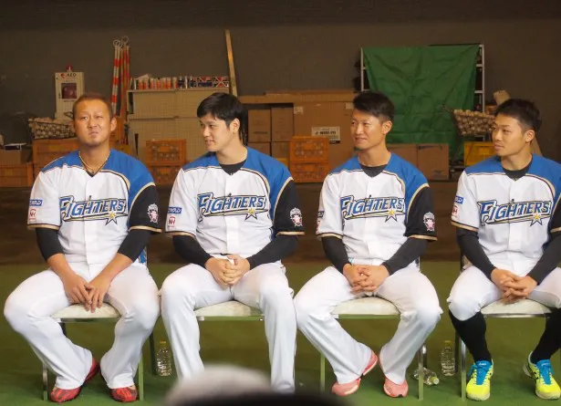 中田翔(左端)、大谷翔平(左から2番目)ら日本ハムファイターズの主力メンバーに中居正広が迫る！