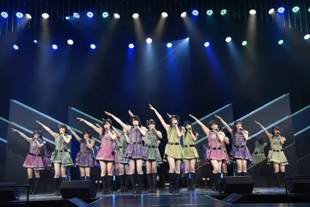 「HKT48 5th Anniversary」特別公演。「RESET」を歌うメンバーたち