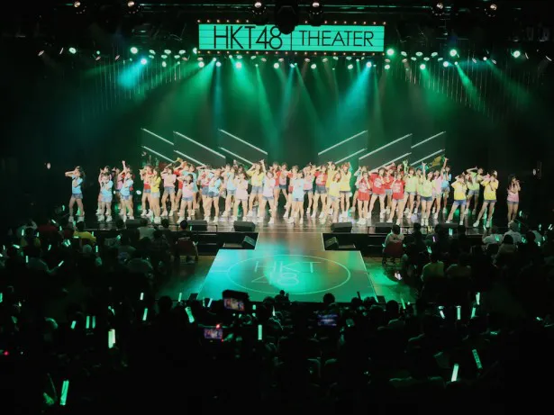 「HKT48 5th Anniversary」特別公演。「メロンジュース」を歌うメンバーたち