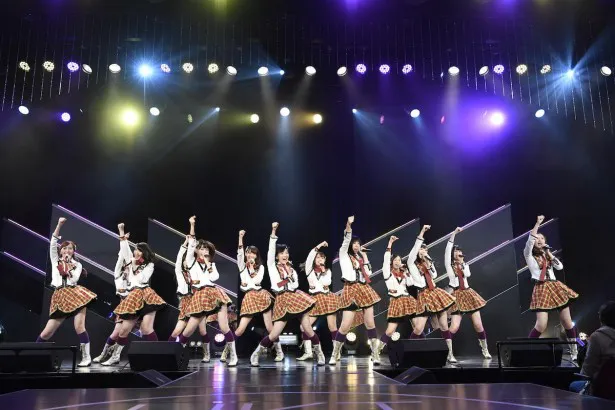 「HKT48 5th Anniversary」特別公演。1曲目は1期生が「手をつなぎながら」を披露