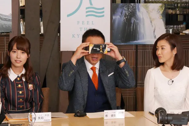 【写真を見る】バーチャルリアリティーの熊本城を体験する恵俊彰は最新技術にビックリ！