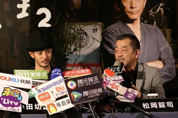 会見に出席したオダギリジョー、松岡錠司監督(左から)