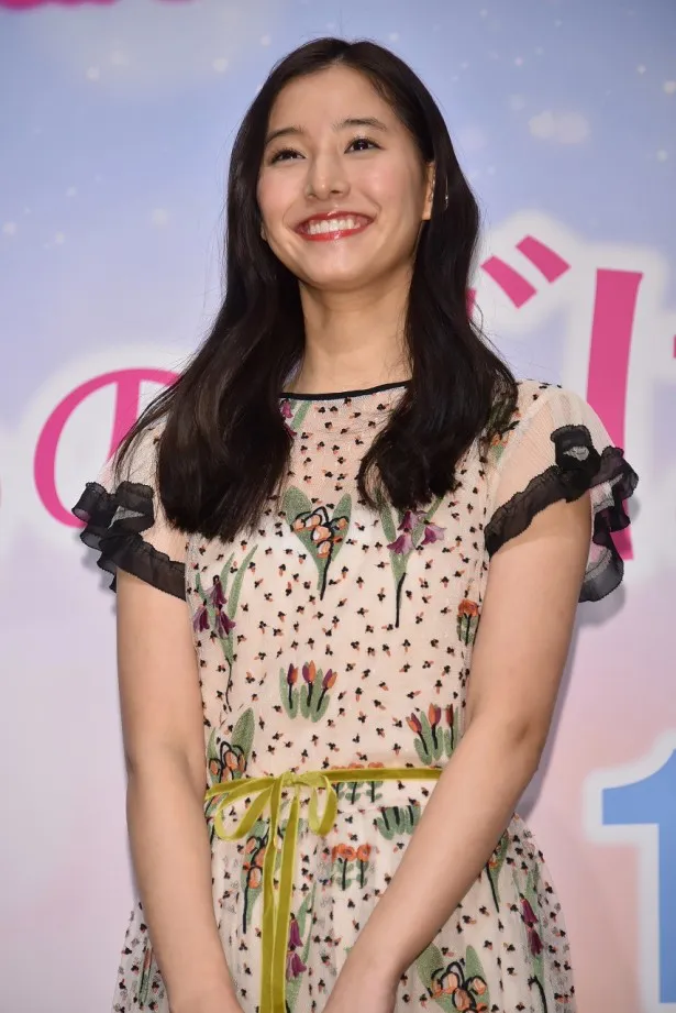 新木優子は超ポジティブだが、ある秘密を抱えたまま姿を消すヒロイン・小春を演じる