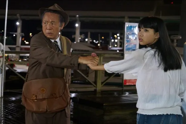 【写真を見る】太郎は、家出少女・沙奈(坂ノ上茜)から事件解決の鍵となる情報を知る