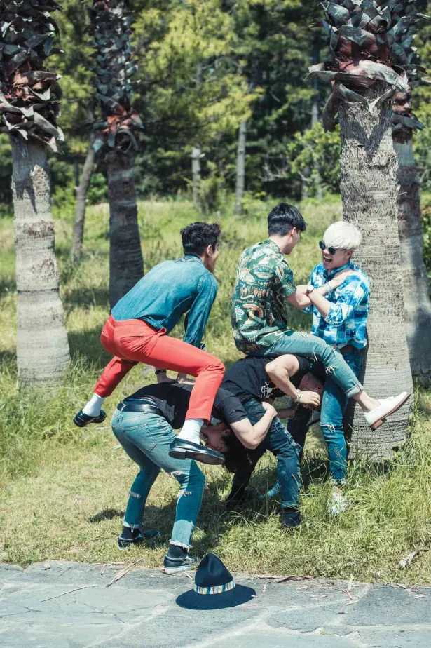 【写真を見る】アーティスト“BIGBANG”の顔だけでなく、純粋な5人の青年としての素顔も堪能できる