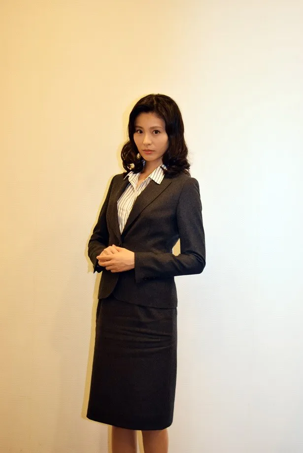 ドラマスペシャル「検事の本懐」で、本仮屋ユイカは東京地検の事務官・加東栞を演じる