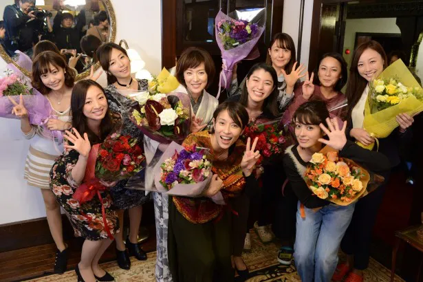 【写真を見る】クランクアップを迎えた10人の女優陣が、仲良しショットを公開！