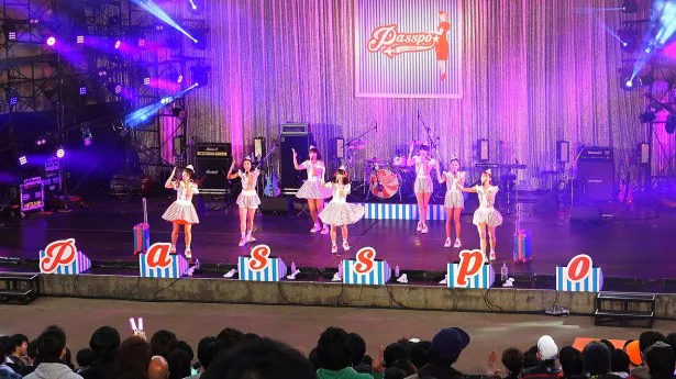 PASSPO☆の所沢航空記念公園野外ステージでの野外フライトの様子も紹介