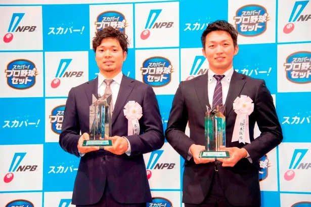 トロフィーと賞金200万円が贈られた吉村裕基（写真左）、鈴木誠也（同右）
