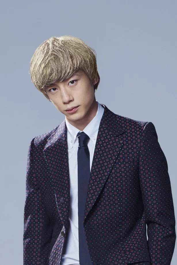 【写真を見る】坂口健太郎は髪の毛を金髪にして、モデル・KEY役に挑む