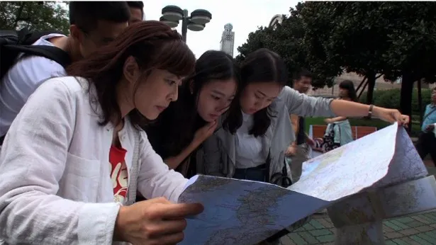 松本明子は日比谷公園みたいだと感じた公園で地図を広げる