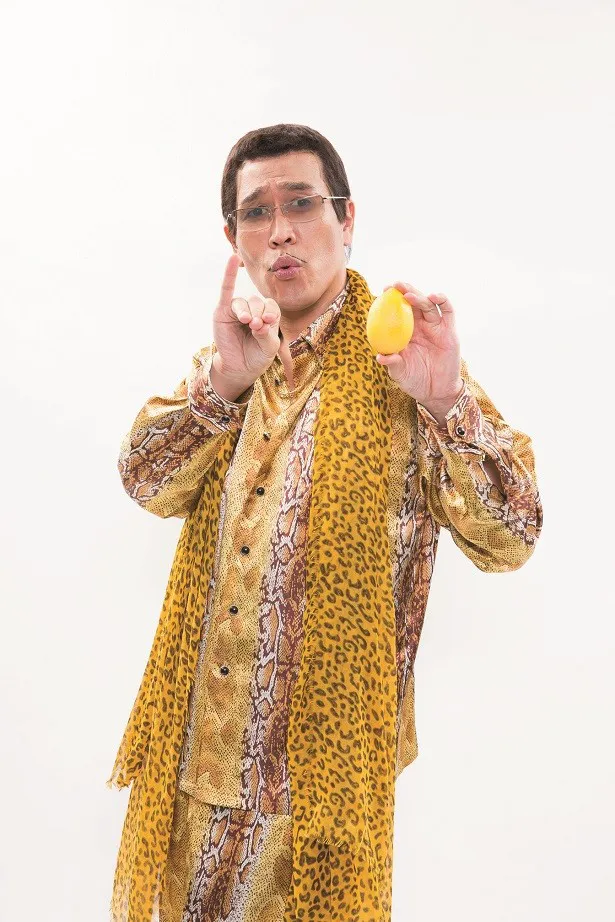 【写真を見る】ピコ太郎がザテレビジョンの代名詞“レモン”を持って撮影！