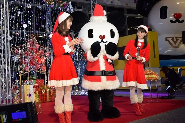 点灯式の最後にゴーちゃん。らが一足早いクリスマスプレゼントを来場者に振る舞う！