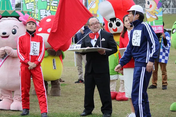 【写真を見る】「ちばキャラ運動会は何よりも寒さとの戦い！」と言う紅組キャプテンのにしおかすみこは、体中に無数の使い切りカイロを貼って寒さをしのいだ