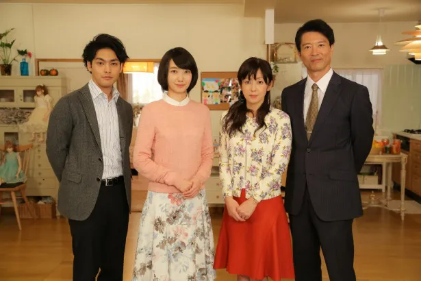 「お母さん、娘をやめていいですか？」に出演する柳楽優弥、波瑠、斉藤由貴、寺脇康文(写真左から)