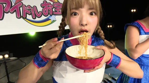 【写真を見る】Chubbinessの“ぷに子”たちがパフォーマンスで食事!?