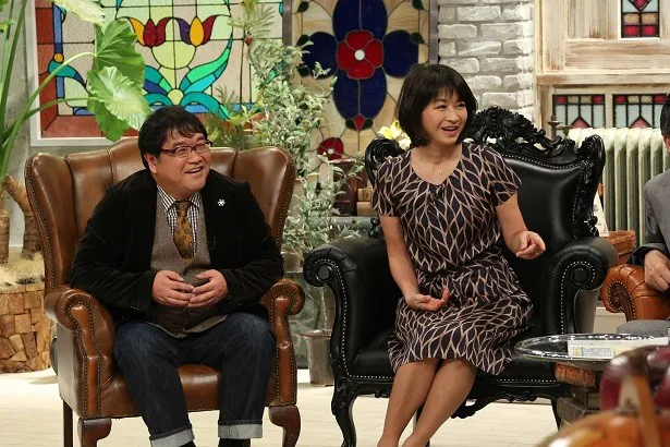 【写真を見る】ゲストのカンニング竹山と田中美佐子も、街中の夫婦のリアクションに興味津々