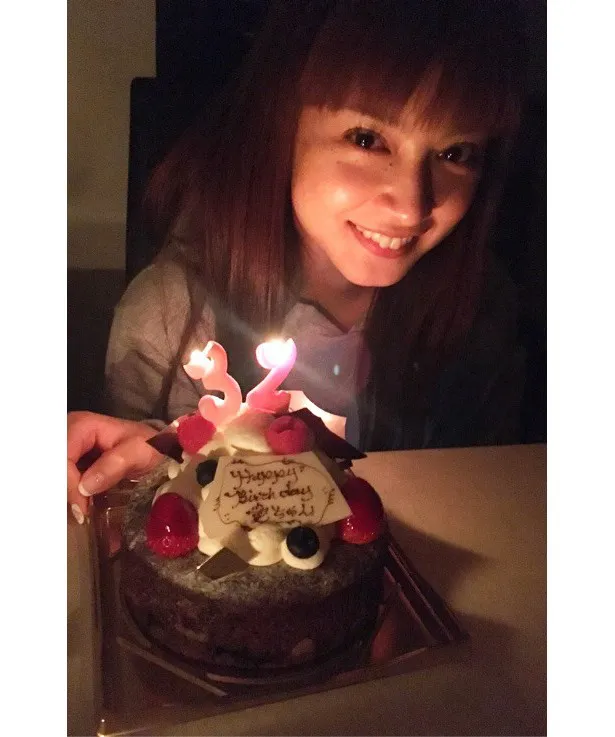 誕生日ケーキを前に笑顔の平愛梨