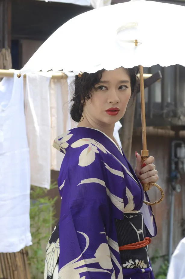 ドラマでは篠原が性格の異なった2人の女性を演じ分ける。映画では、原田美枝子の演技力にも注目が集まった本作だけに期待が高まる