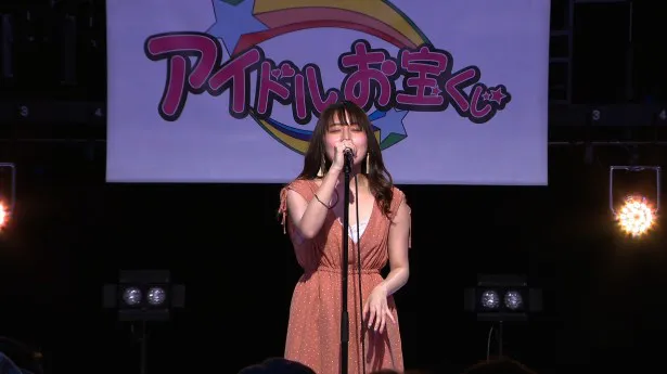 自慢の美しい歌声を響かせる西恵利香