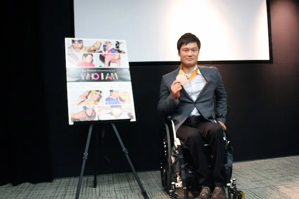 「─WHO I AM」の試写会に登場した国枝慎吾選手の手には、リオパラリンピックのダブルスで獲得した銅メダルが光る