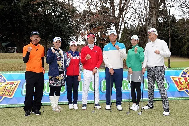 「ゴルフ対決」でとんねるず(両端)とチーム対決を行う、イ・ボミ選手、石川遼選手、松山英樹選手、松森彩夏選手(左3番目より)