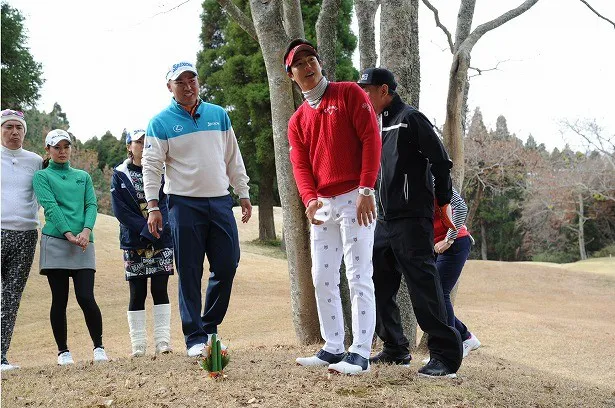 石川選手と松山選手は、「トラブルショットストローク」対決で対策を練り合う