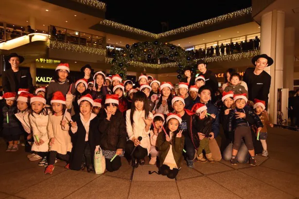 【写真を見る】倉木麻衣が200人のサンタ、1000人のクリスマスライトに囲まれる!?